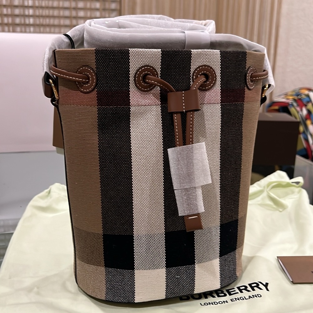 🔥🔥🔥Authentic Burberry Check Bucket - Picture 3 of 12